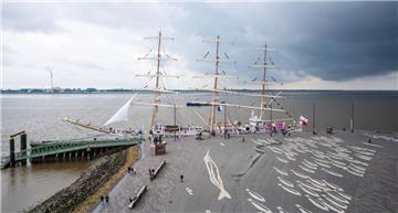 Das polnische Segelschulschiff "Dar Mlodziezy" liegt bis Donnerstag an der Seebäderkaje in Bremerhaven.