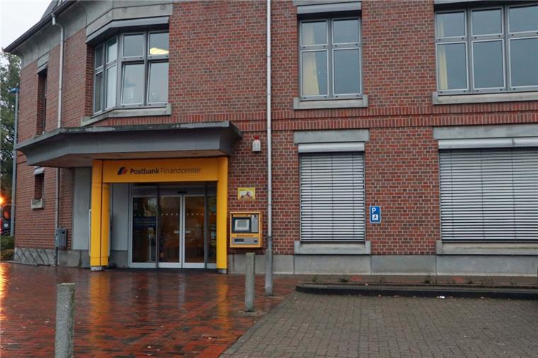 Post sucht in Zeven nach 5000 Quadratmeter-Grundstück Das "Postamt" am Vitus-Platz wird von der Postbank, einer Tochter der Deutschen Bank, betrieben. Die Postzustellung hingegen liegt in Händen der Deutschen Post DHL. Und die sucht ein Grundstück für einen Neubau in Zeven.