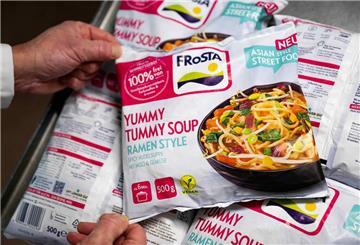 Ein Mann hält eine Tüte des Frosta-Produkts „Yummy Tummy Soup“ in den Händen