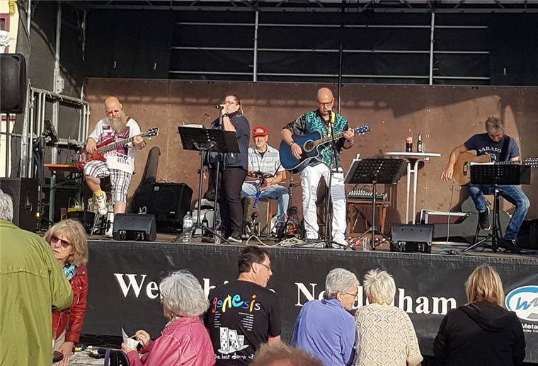 Frohes Fest in der Blexer Dorfmitte Das Programm beim Fest kam beim Publikum gut an.