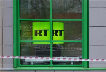Das Logo des staatlichen russischen TV-Senders «Russia Today» (RT) ist im Fenster eines Büros des Senders zu sehen.