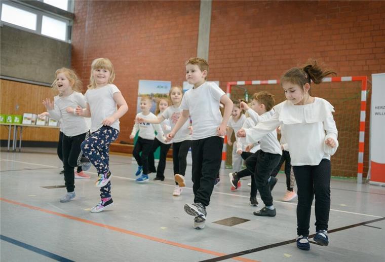 Für mehr Bewegung: 25 Bremerhavener Kitas kooperieren mit Sportvereinen Kinder beim Sport