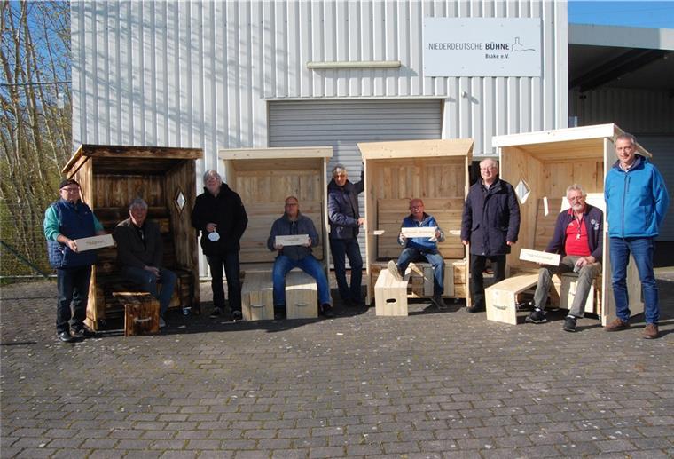 Strandkörbe für die Braker Stadtkaje Das Projekt „Strandkörbe für die Stadtkaje“ geht seiner Vollendung entgegen. Darüber freuen sich (von links) Wilfried Eggers, Uwe Seyberth, Reiner Gollenstede, Stefan Mester, Michael Kurz, Heinz-Wilhelm Bergmann, Holger Wiechmann, Volker Reinhardt und Jens A. Rose.