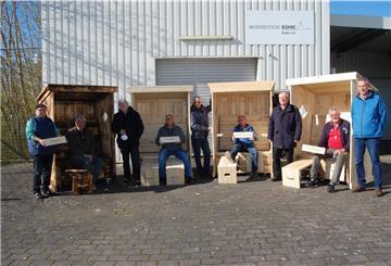 Das Projekt „Strandkörbe für die Stadtkaje“ geht seiner Vollendung entgegen. Darüber freuen sich (von links) Wilfried Eggers, Uwe Seyberth, Reiner Gollenstede, Stefan Mester, Michael Kurz, Heinz-Wilhelm Bergmann, Holger Wiechmann, Volker Reinhardt und Jens A. Rose.
