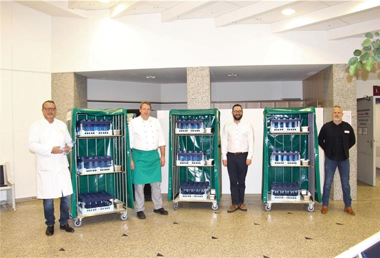 Cuxhavener Helios Klinik setzt auf
Mehrwegsystem Das Projektteam zur Einführung des Mehrwegsystems präsentiert die neuen Transportwagen der Mehrwegflaschen. Foto: Privat