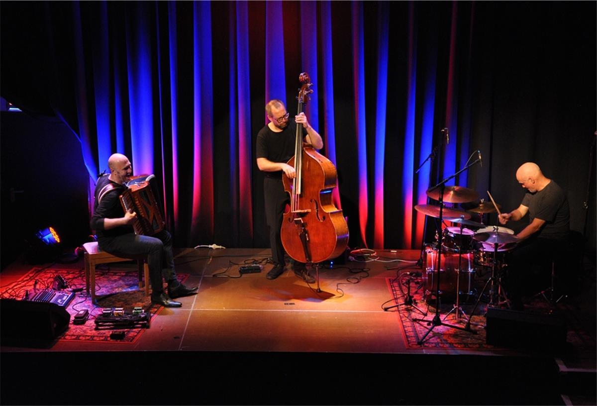 Nach mehr als einem halben Jahr Pause: Die Jahnhalle lebt wieder Das Publikum freute sich, dass es endlich wieder Musik hören kann, und Tango Transit war froh, endlich wieder vor Publikum spielen zu dürfen.