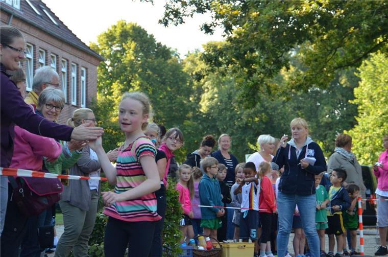 Für ihren Pausenhof: Grundschüler in Tarmstedt erlaufen mehr als 10.000 Euro Das Publikum klatschte die tapferen Sportler bei jeder Runde ab.