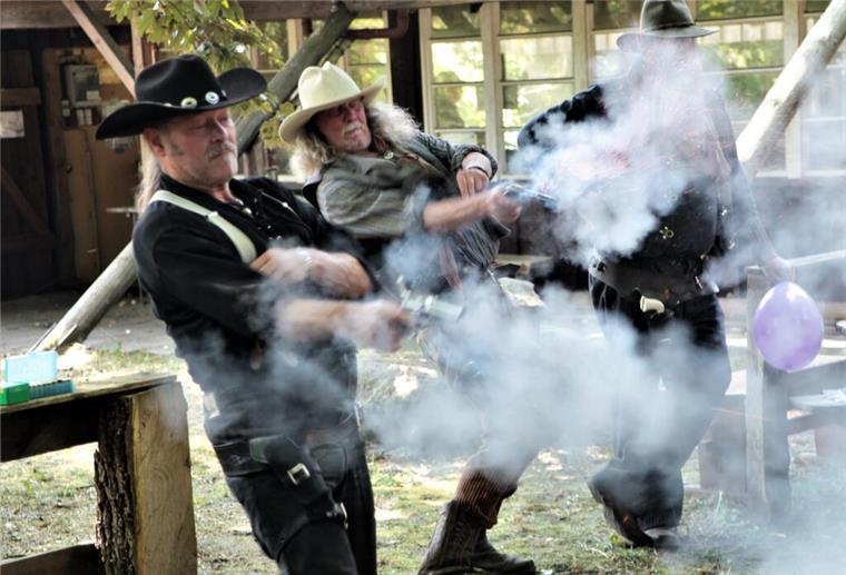 Wenn Revolver qualmen: Gute Stimmung bei Western-Treffen in Düring Ein Duellschießen auf Luftballons beim Western-Treffen in Düring