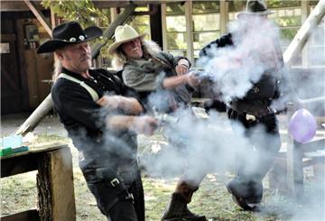 Ein Duellschießen auf Luftballons beim Western-Treffen in Düring