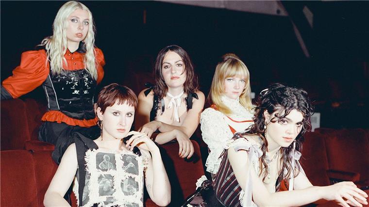 Das Quintett The Last Dinner Party sorgte schon vor der Veröffentlichung des Debüt-Albums für Furore.