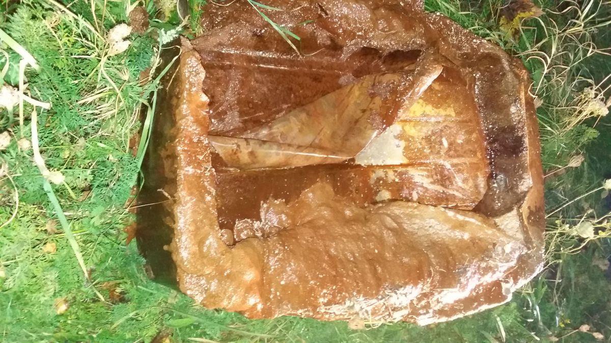 Sittensen: Geheimnis um mysteriösen Gegenstand ist gelüftet Das Rätsel um diesen brauen Klotz ist gelöst: es handelt sich um eine eingefrorene Flüssigkeit aus der Lebensmittelindustrie.