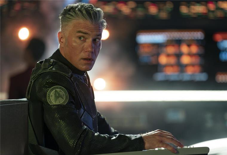 Von Wildnis bis Weltraum – diese Serien darfst du nicht verpassen Schauspieler Anson Mount in seiner Rolle als Captain Pike.