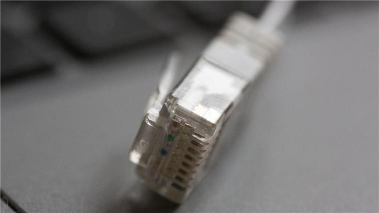 „Recht auf schnelles Internet“: Behörde schreitet ein Das „Recht auf schnelles Internet“ besteht seit Ende 2021 und soll Menschen auf dem Land etwas bringen.