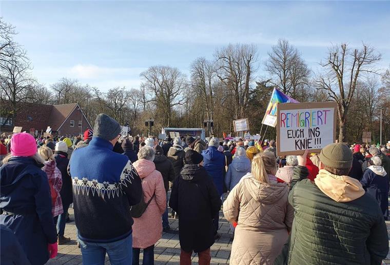 Demos gegen Rechtsextremismus zwischen Jade, Weser und Elbe: Die besten Bilder Das "Remigriert euch ins Knie"-Plakat darf neuerdings auf keiner Demo gegen Rechtsextremismus mehr fehlen.