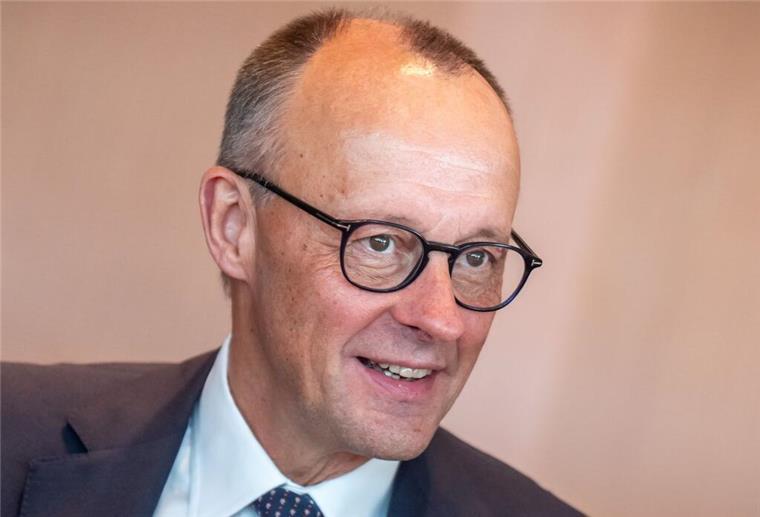 Rentenreform der Merz-Regierung: Beamten-Stellen stehen plötzlich auf der Streichliste Bundeskanzler Friedrich Merz (CDU) kommt zu Beginn der Sitzung des Bundeskabinett im Kanzleramt.