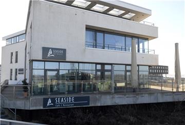Das Restaurant "Seaside" am Weserdeich musste wegen Zahlungsschwierigkeiten geschlossen werden.  Foto Scheer