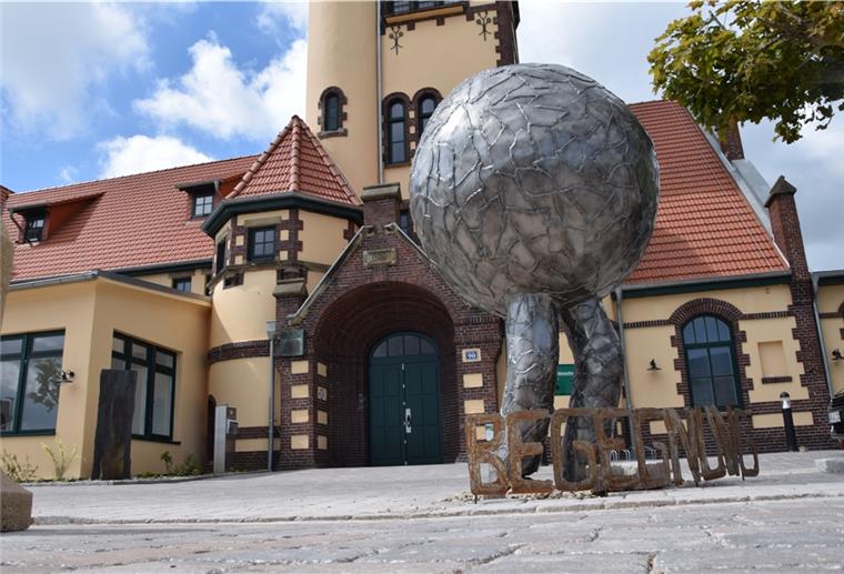 Das Restaurant und das Hotel im Blexer Weserschlösschen sollen möglichst am 1. Juli eröffnet werden. Vor dem früheren Bahnhofsgebäude steht seit Montag eine 2,50 Meter hohe Stahlskulptur. Foto: Kühnemuth