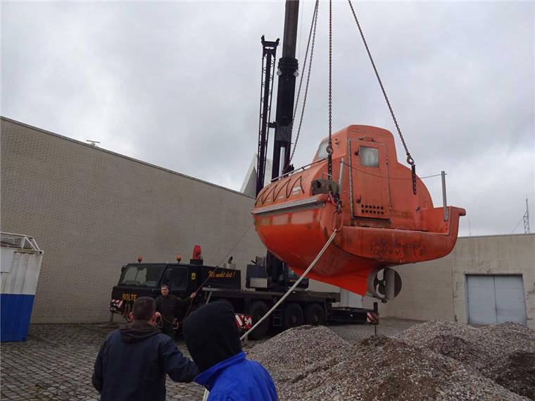Das Rettungsboot "Frederike" wird als erstes mit einem Kran aus dem Bangert-Bau gehievt. Der Bangert-Bau ist der jüngste Teil des Museums. Er wird generalüberholt.