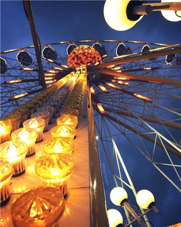 Das Riesenrad aus einer ganz tollen Perspektive: Beim Seestadtfest Bremerhaven w...