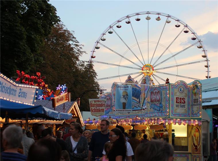 Rodenkircher Markt lockt mit vielen Fahrgeschäften Das Riesenrad ist wieder das höchste Fahrgeschäft auf dem Rodenkircher Markt. Es ist 55 Meter hoch.