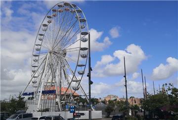 Das Riesenrad steht wieder am Neuen Hafen.