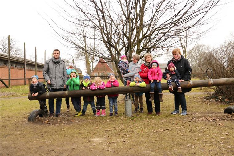Wandertage ausgesetzt: Wolf verunsichert erste Kindergärten im Cuxland Das Risiko Wolf ist zu hoch: Die Kinder der Wollingster Kita sollen künftig nur noch mit Elternbegleitung auf Wanderungen gehen. Oliver Fröhlich (links) von der Gemeinde Beverstedt und Kita-Leiterin Elke Brandt (Zweite von rechts) betonen die Verantwortung, die Kitas für die Kinder haben.