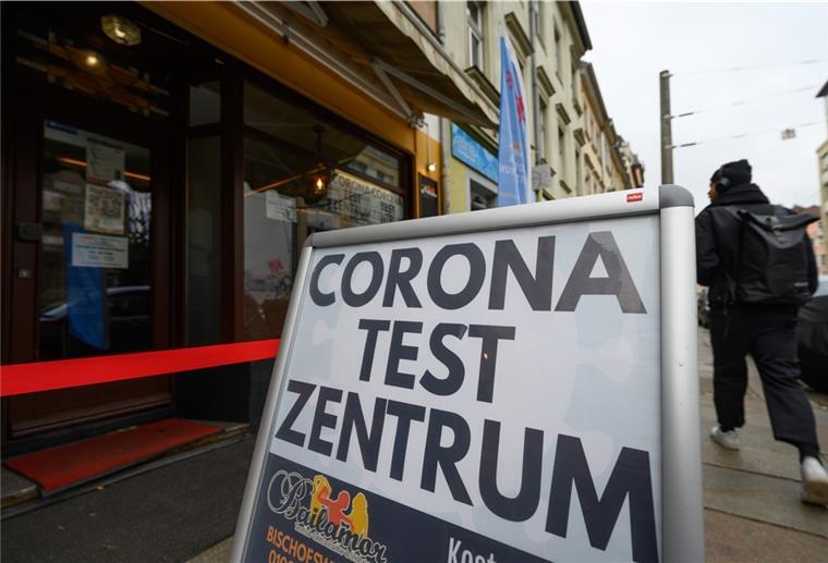 Ein Schild Corona Testzentrum steht in der Neustadt vor einer zur Testeinrichtung umfunktionierten Bar. 