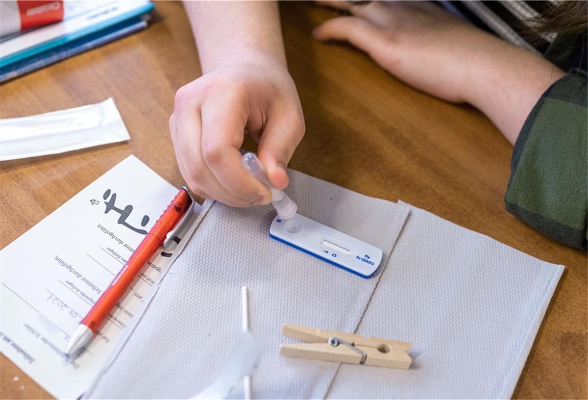 Hohe Corona-Inzidenzen bei Kindern und Jugendlichen Eine Schülerin macht vor Unterrichtsbeginn in der Katharina Henoth-Gesamtschule einen Corona-Antigen-Schnelltest.