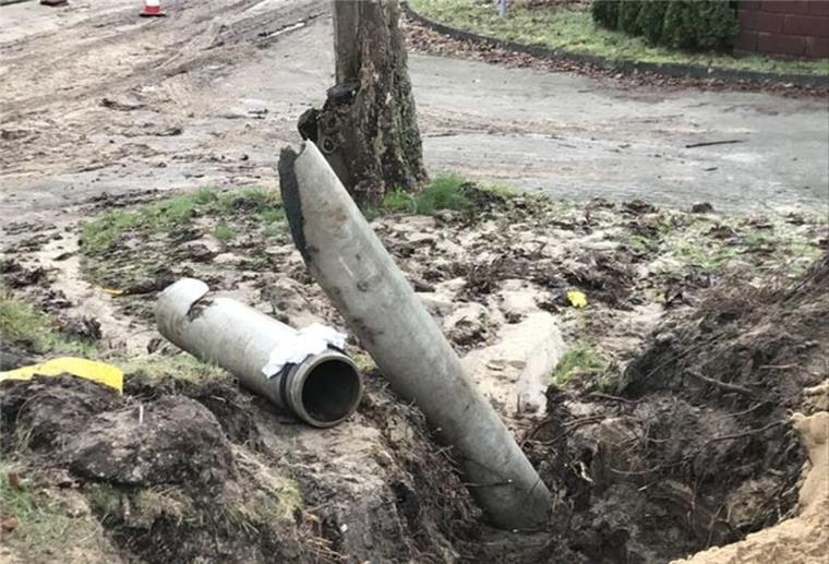 Rohrbruch in Altenwalde: Stadtteil bis in die Nacht ohne Wasser Das Rohr konnte offensichtlich den Wassermassen nicht mehr standhalten.