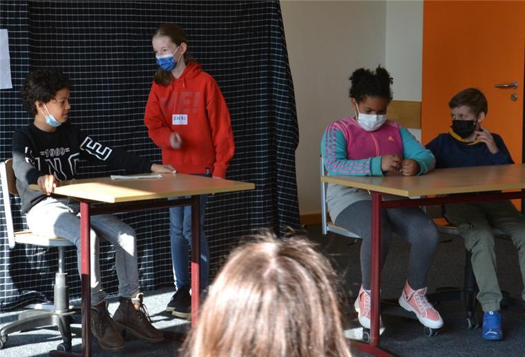 Die Bühne lehrt Schüler Respekt Das Rollenspiel erleichtert es den Schülern, die Perspektive zu wechseln. Sie werden in die Lage versetzt, eigenständig einen Lösungsansatz für den zutage getretenen Konflikt zu erarbeiten.