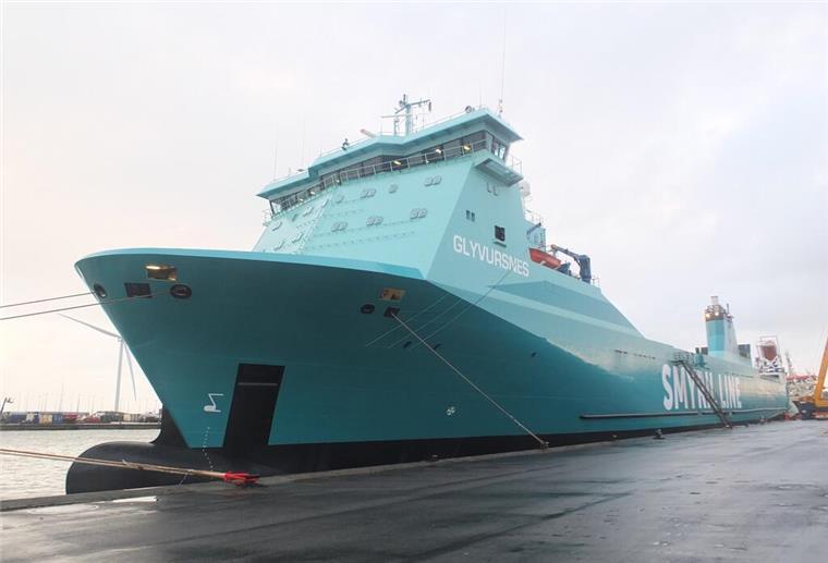 Smyril Line startet mit sechstem eigenem Schiff im Nordatlantik Das RoRo-Schiff „Glyvursnes“ erhielt einen auffälligen Anstrich während der Werftzeit.