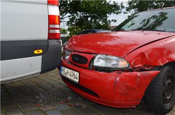 Das rote Auto des 36-jährigen Fahrers wurde in der Kaistraße in Geestemünde in einen Lieferwagen gedrückt.