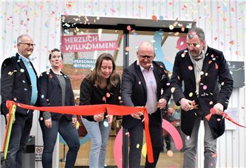 Das rote Band wird durchschnitten, das Konfetti regnet - Tante Enso in Dranstedt ist offiziell eröffnet. Darüber freuen sich (von links) die beiden stellvertretenden Ortsbürgermeister Wolfgang Wegmann und Wiebke Nieuwkoop, Filialleiterin Sandra Wichmann, Ortsbürgermeister Rafael Platek und Thorsten Bausch, Mitgründer und -Geschäftsführer des Bremer Unternehmens MyEnso.