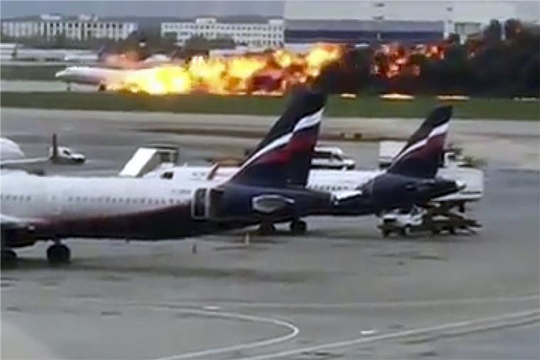 Aeroflot-Maschine in Flammen - 41 Tote bei Bruchlandung Das russische Passagierflugzeug hat Feuer gefangen. Viele Menschen sterben.