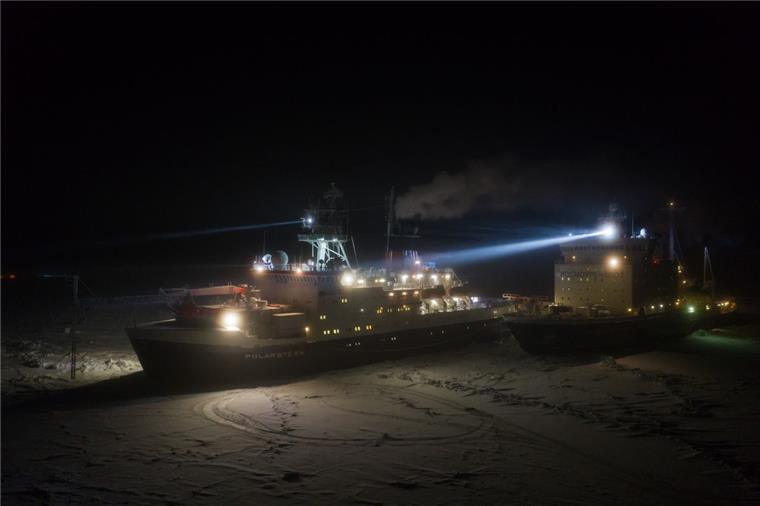 Das russische Versorgungsschiff "Captain Dranitsyn" ist bei der "Polarstern" (links) angekommen.  