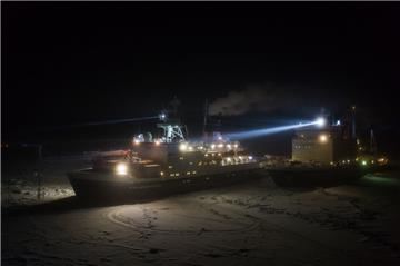Das russische Versorgungsschiff "Captain Dranitsyn" ist bei der "Polarstern" (links) angekommen.  