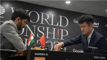 Das Schach-Duell zwischen Dommaraju Gukesh (l) und Ding Liren bleibt weiter spannend.