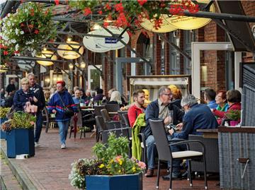 Das Schaufenster Fischereihafen ist eine Erfolgsgeschichte. Sie begann vor 25 Jahren mit der Eröffnung der sanierten und umgebauten Packhalle IV. Seitdem wurde die ehemalige Industriebrache drumherum Stück für Stück zu einem florierenden Veranstaltungsort umgewandelt.