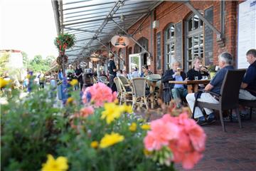 Das Schaufenster Fischereihafen ist mit seinen Restaurants zu einem Treffpunkt in der Stadt geworden.  Foto: Sandelmann/FBG