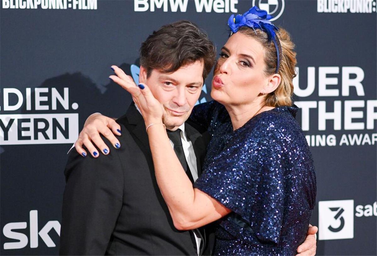 Elena Uhlig und Fritz Karl über Hochzeit mit Pyjama-Party Das Schauspielerpaar Elena Uhlig und Fritz Karl bei der Verleihung des „Blauer Panther - TV & Streaming Award“ (2022).