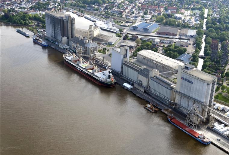 Überladenes Frachtschiff in Brake festgelegt Das Schiff liegt im Hafen von Brake.