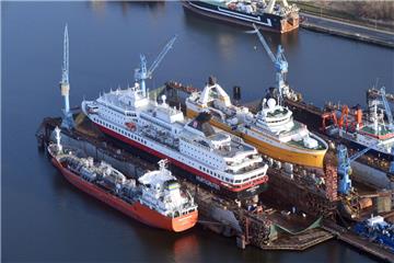 Ein Schiff liegt in einem Dock.