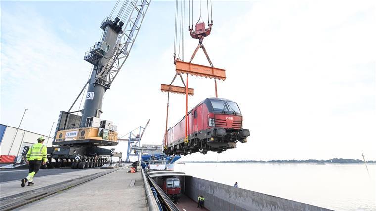 Reparatur der beschädigten Huntebrücke läuft Das Schiff soll die Loks nach Bremen bringen.