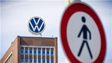 Das Schild am VW-Hauptsitz spiegelt symbolisch den unvermeidlichen Abgang von Personalvorstand Kilian wider.