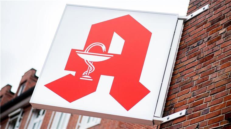 Protesttag am Mittwoch: Viele Apotheken wollen zu bleiben Das Schild für öffentliche Apotheken hängt an einer Hauswand in der Innenstadt von Emden.