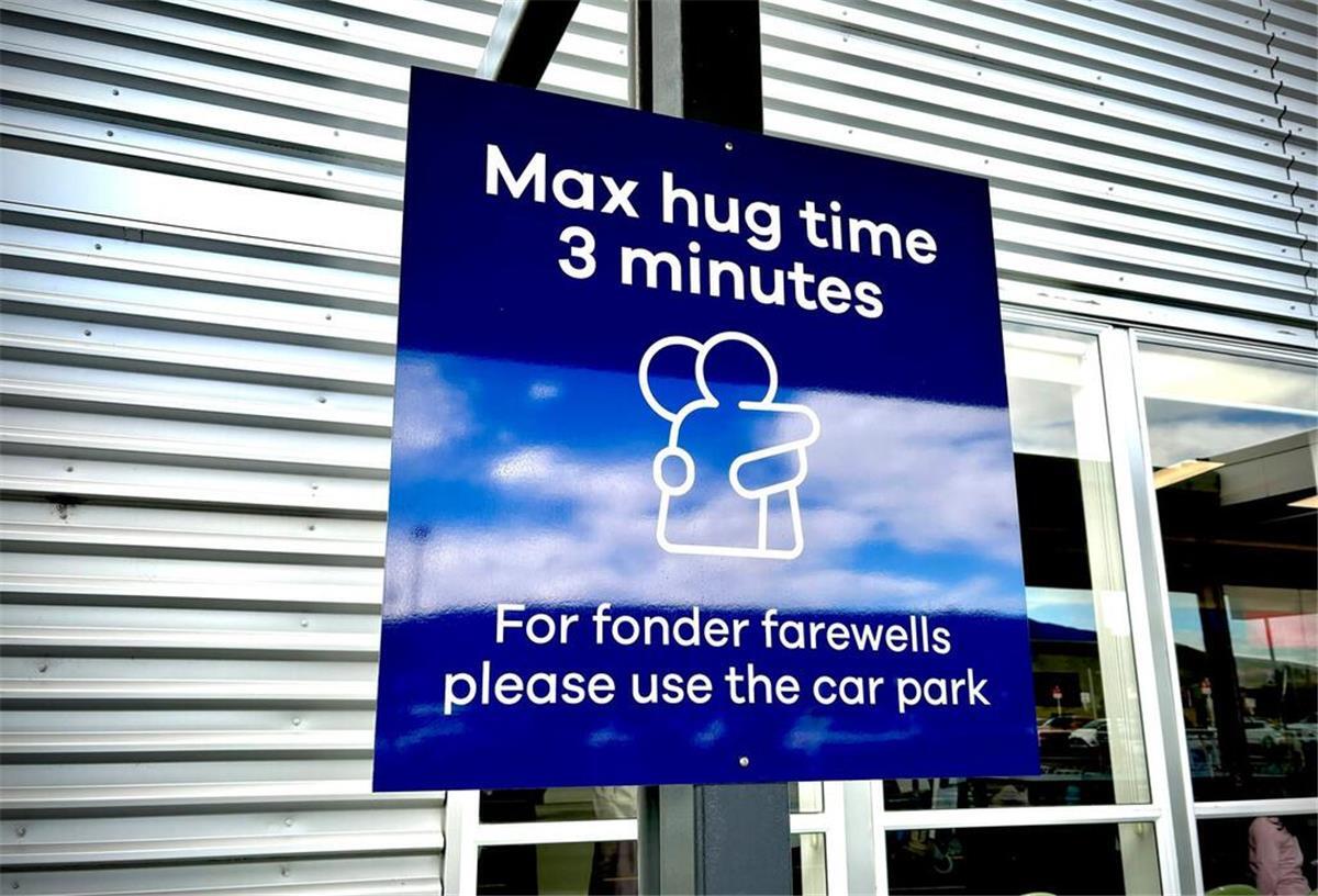 Abschied unter drei Minuten: Kuschellimit am neuseeländischen Airport geht viral Das Schild hat weltweit Schlagzeilen gemacht - sehr zur Freude der Macher.