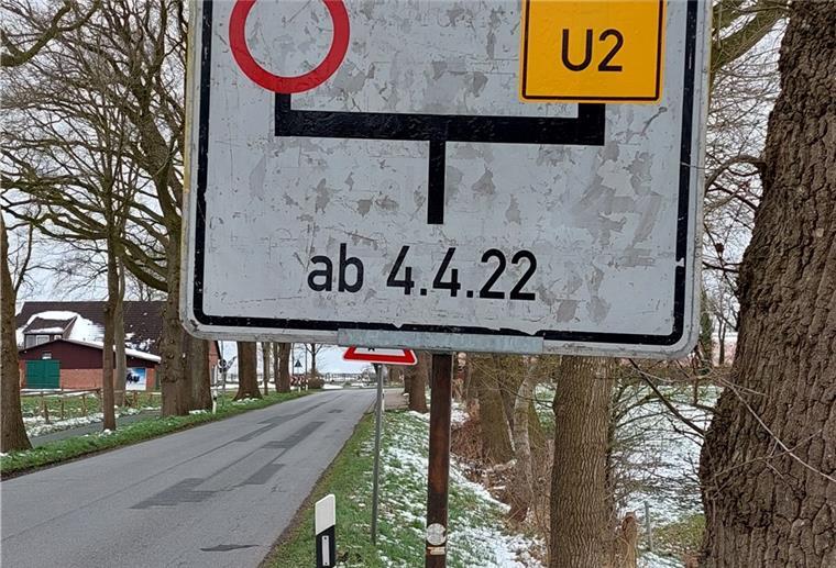Kreisstraße 58 ist wieder frei, Kreisstraße 60 wird gesperrt Das Schild ist schon aufgehängt: Am Montag rücken die Bagger an, um die Brücke über das Gewässer „Quabbenbeek“ zu sanieren. Deshalb muss die Kreisstraße 60 zwischen Elmlohe und Bramel gesperrt werden.