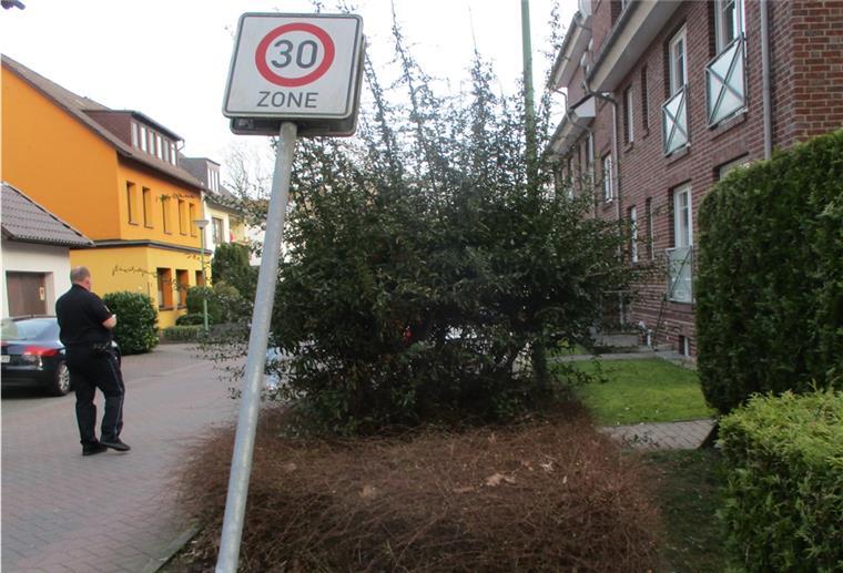 Fahranfänger kracht gegen Verkehrsschild Das Schild steht jetzt schief.