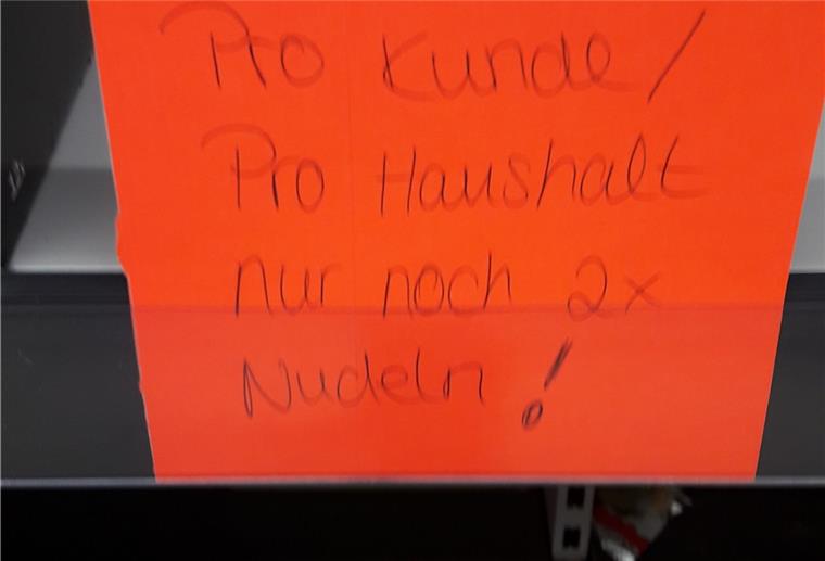 Supermärkte in Bremerhaven beschränken Einkaufsmenge Das Schild zeigt es an: Im Bremerhavener Lidl sind die Einkaufsmengen auf manche Produkte beschränkt.