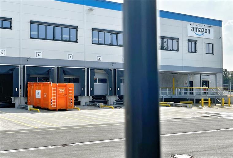 Kommt Amazon doch nicht nach Stade? Das Schild zur Straße ist noch dran, aber das an der Seite der Halle liegt schoneins am Boden: Blick auf das Gelände des leerstehenden Amazon-Verteilzentrums in Stade.